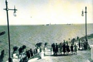 Вот таким был спуск к морю в 50-е годы за ротондой в нашем Приморском парке.